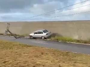 Carro derruba poste após colisão na Rota do Mar