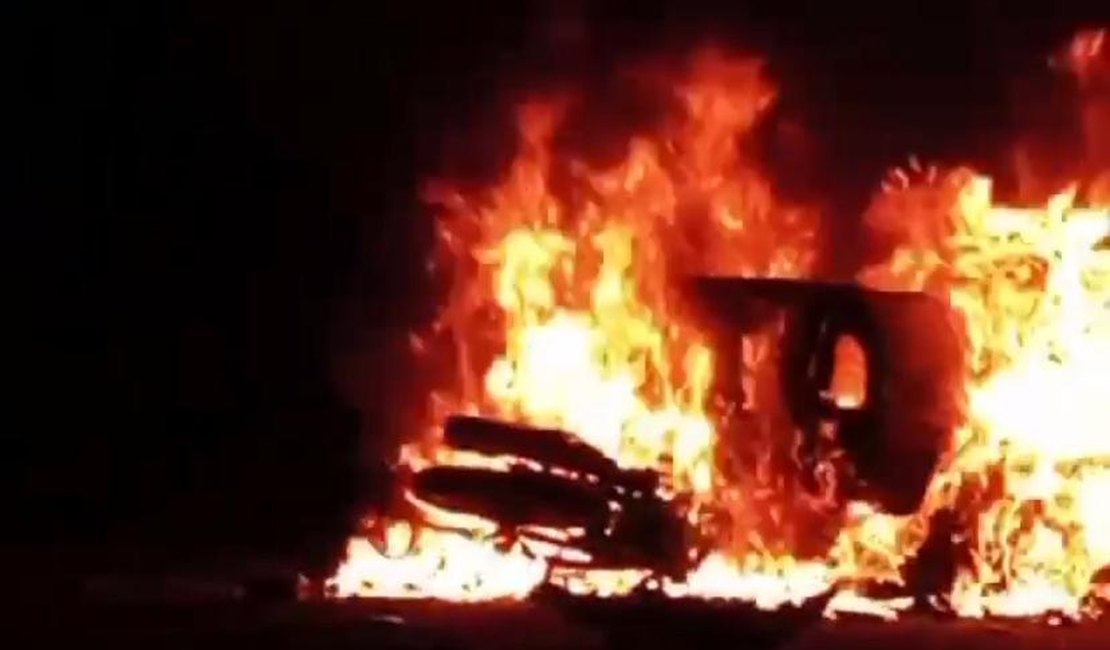 Colisão deixa automóveis em chamas; um homem morre e quatro pessoas ficam feridas