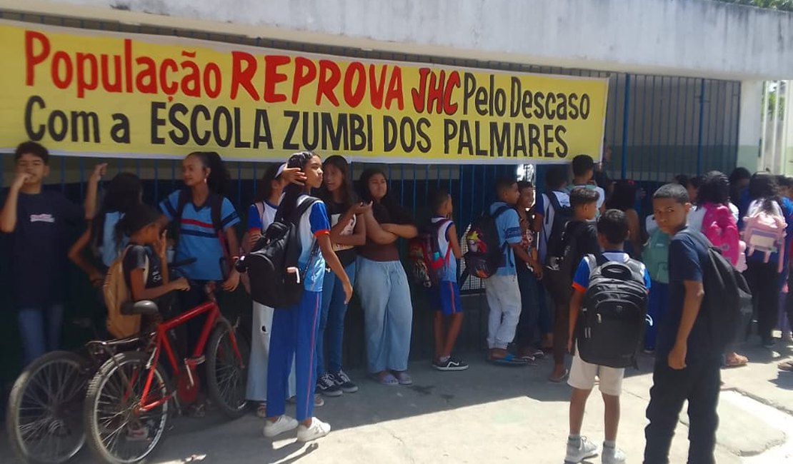 Pais e alunos protestam contra precariedade na Escola Zumbi dos Palmares em Maceió