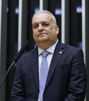 Alfredo Gaspar comemora aprovação de projeto que garante atendimento prioritário a pais atípicos no SUS