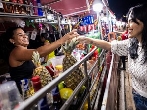 Ambulantes comemoram sucesso nas vendas no primeiro dia do São João Massayó