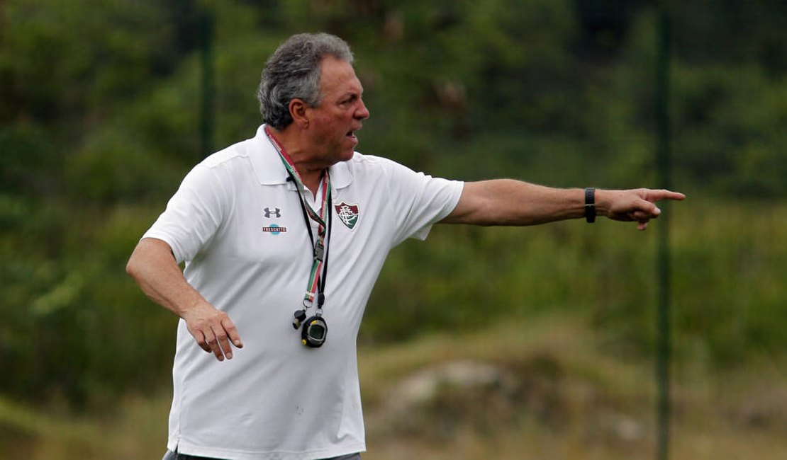 Torcida pressiona, mas Abel Braga mantém respaldo e quer seguir no Fluminense