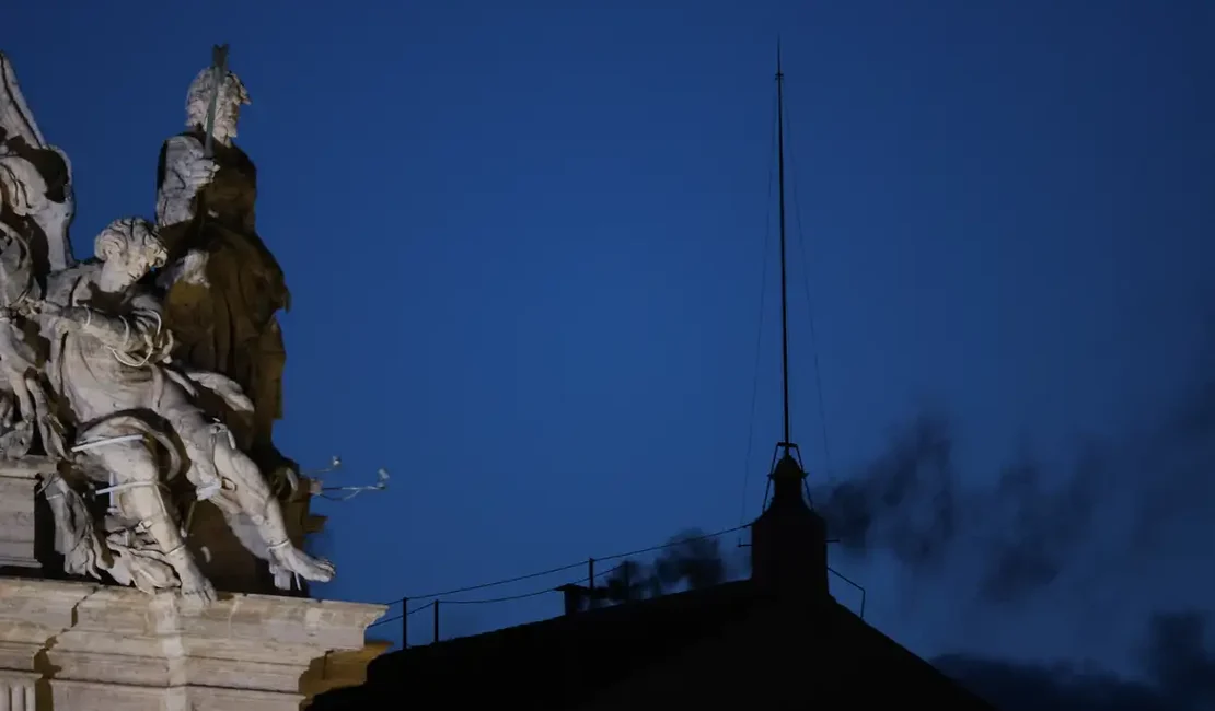 Fumaça preta no Vaticano indica que ainda não foi escolhido o novo papa