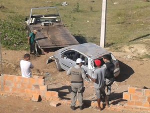 Motorista perde controle do veículo e colide contra muro