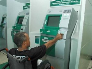 Bancos de Maceió podem ter caixas eletrônicos adptados para cadeirantes