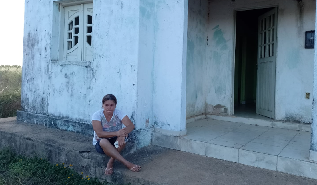 [Vídeo] Moradora da zona rural de Arapiraca passa temporada em SP trabalhando, e ao voltar, encontra casa depenada