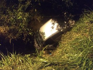 Carro sai de pista e cai em vala na AL-485, em Porto Calvo