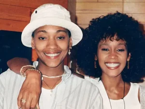 Família tentou proibir namoro lésbico de Whitney Houston em filme