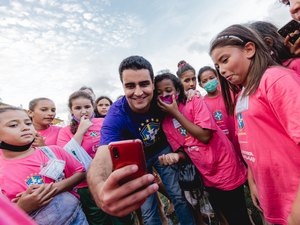 Prefeito JHC prestigia alunas da rede municipal no evento de futebol CBF Social