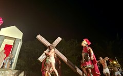 Primeiro dia de encenação da Paixão de Cristo reúne milhares de pessoas e resgata tradição no Morro Santo da Massaranduba