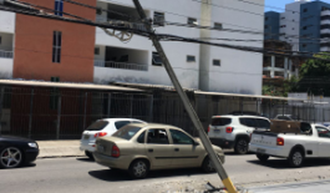 Poste ameaça cair em rua da Ponta Verde em Maceió