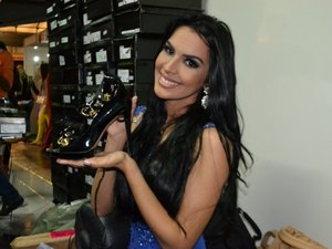 Preços baixos atraem público no primeiro dia de Bazar da Mansão