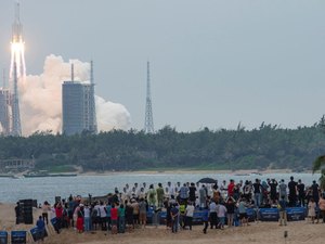 Nave chinesa com três astronautas acopla na nova estação espacial