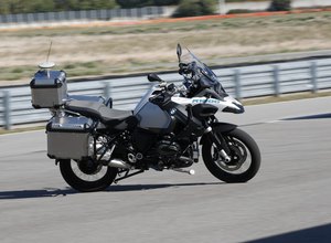Conheça a moto da BMW que dirige sozinha
