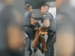 Promotora diz que PMs tiveram que “usar força” ao amarrarem homem preso por furto