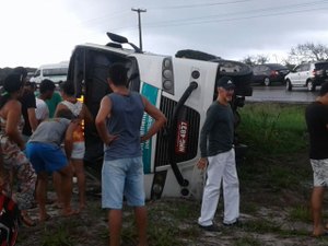 Micro-ônibus de São Miguel dos Campos capota na AL-101 Sul