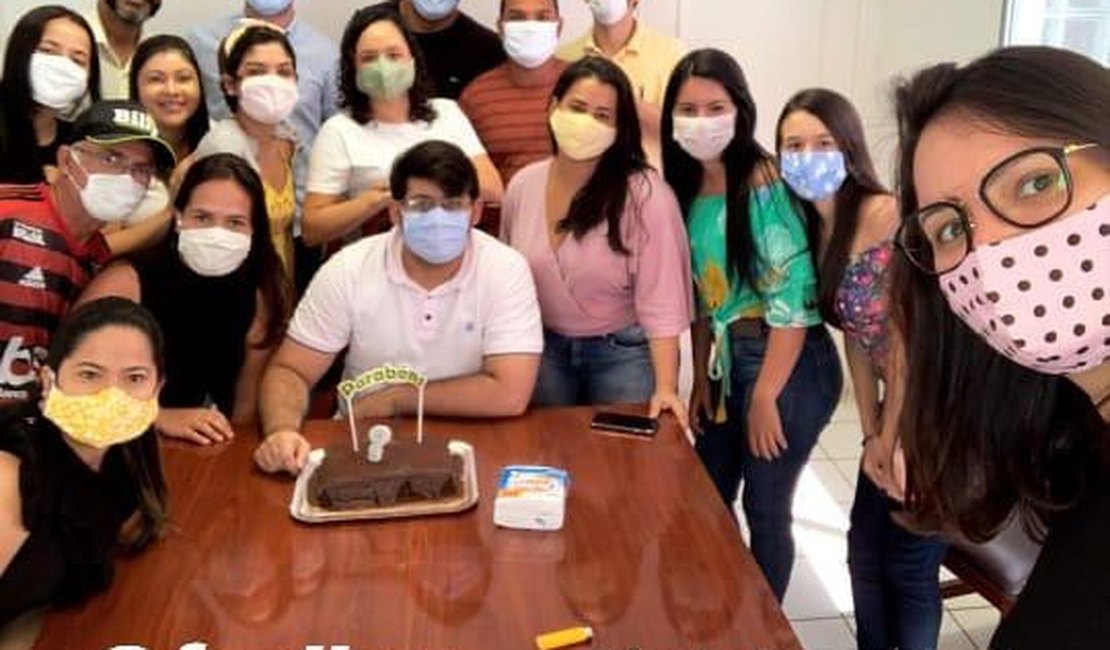 Servidores fazem festa de aniversário no gabinete do prefeito de Palmeira dos Índios