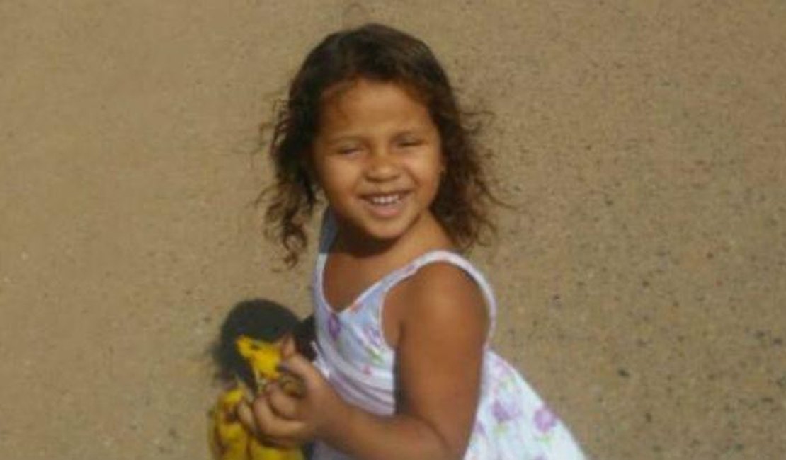 Menina de 3 anos morre eletrocutada ao colocar cabo de celular na boca