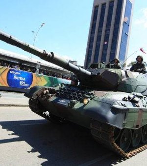 Desfile de 7 de Setembro no Rio tem protesto e Witzel em tanque de guerra