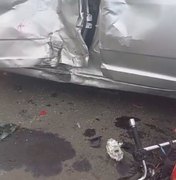 [Vídeo] Colisão entre motocicleta e carro de passeio deixa feridos e trânsito lento na AL 220, em Arapiraca