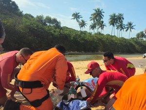 Homem é socorrido inconsciente após se afogar na Praia de Jacarecica