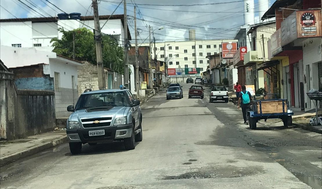 Obra inacabada da Casal causa transtornos a motoristas em Maceió