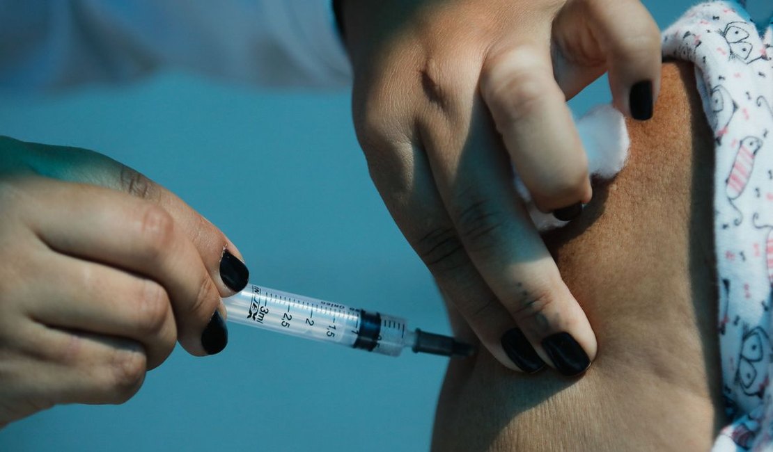 Covid-19: governo negocia compra de mais 30 milhões de doses de vacina