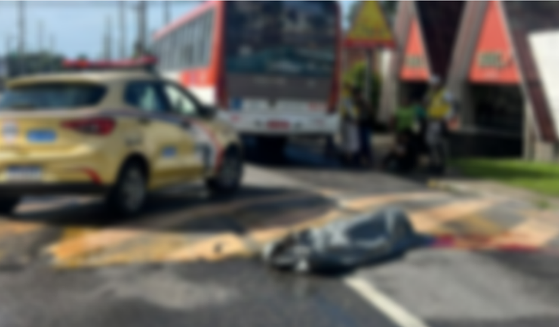 Motociclista morre após cair e ser atingida por veículo na Serraria, em Maceió