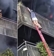 Mulher salva dois cães ao lançá-los da varanda durante incêndio em apartamento