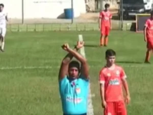 Árbitro é vítima de racismo e deixa partida para prestar queixa na delegacia