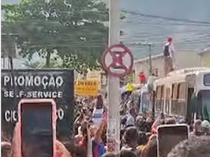 Mc Oruam sobe no teto de ônibus em frente ao presídio onde está Poze do Rodo