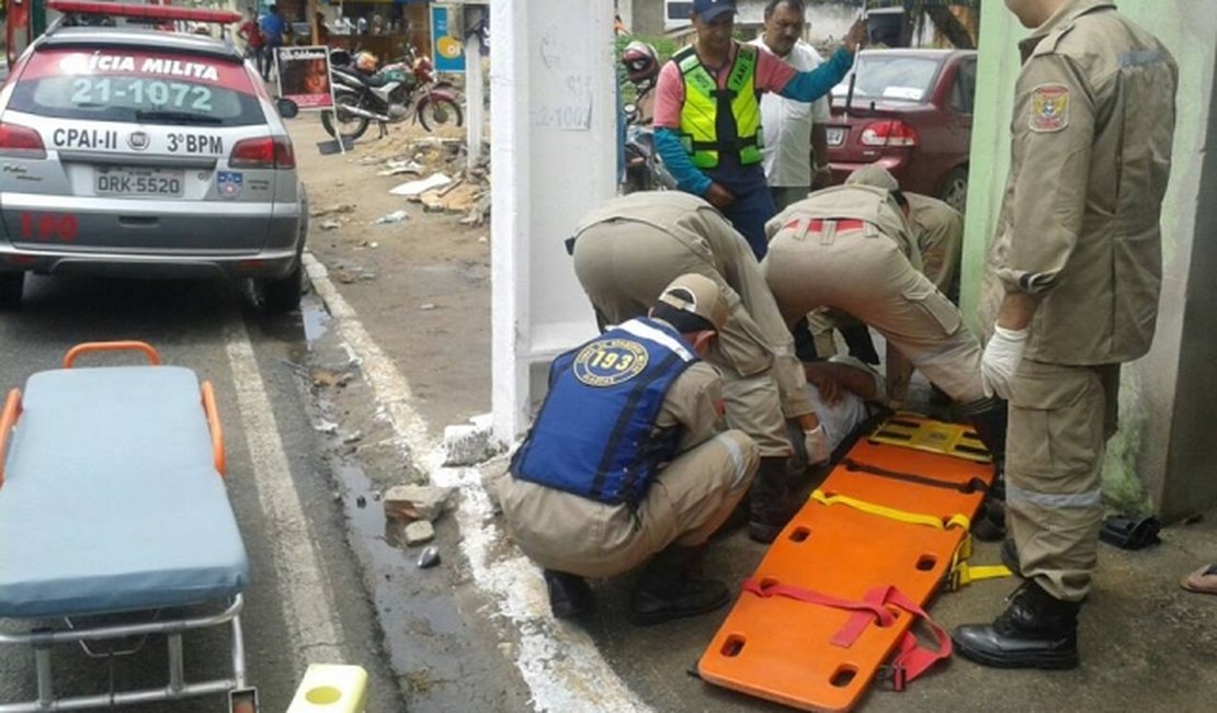 Acidente deixa motociclista ferido na Avenida Ceci Cunha, em Arapiraca