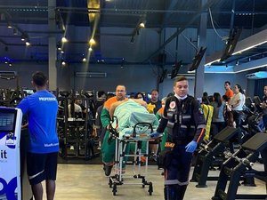 Homem é socorrido após barra de supino despencar sobre o peito em academia no Farol