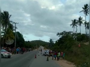 Colisão entre carro e moto deixa feridos em Japaratinga