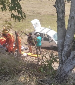 Táxi locado que saiu de Penedo caí em ribanceira em povoado de Sergipe