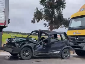 Carro fica prensado entre dois caminhões em acidente na BR-316, em Atalaia