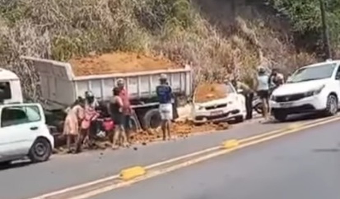 [Vídeo] Caminhão perde controle, colide e derruba carga de areia em moto e carro na Afrânio Lages