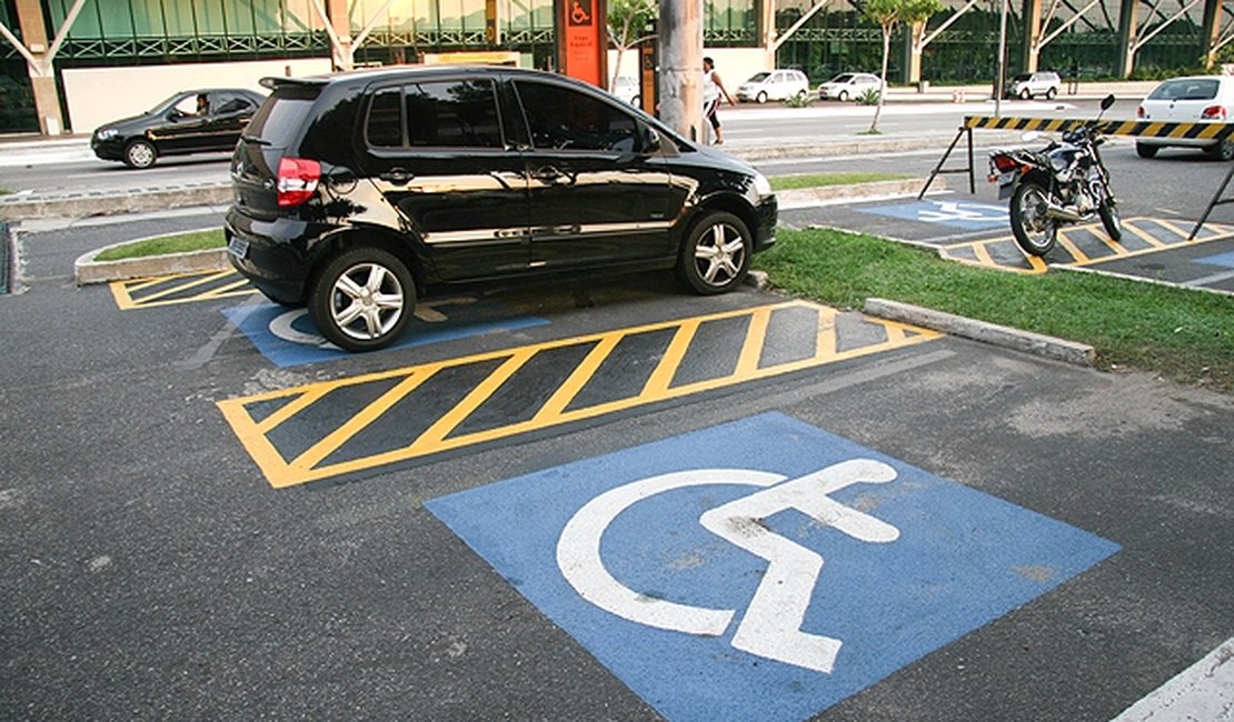 Estacionar em vagas exclusivas pode se tornar crime