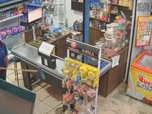 Vídeo: mulher reage a assalto e faz ladrão fugir com vassouradas