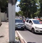 [Vídeo] Acidente entre dois carros deixa trânsito lento na Avenida Governador Afrânio Lages