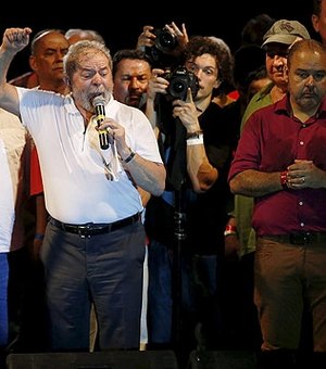 Lula articula frente com assinaturas suficientes para barrar impeachment