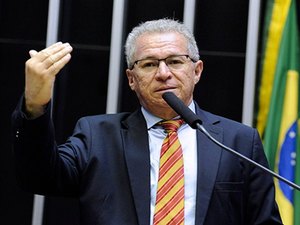 Deputado federal Assis Carvalho morre após sofrer infarto