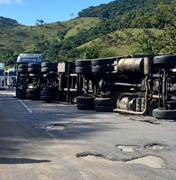 Carreta tomba na BR-101 com carga de garrafas pet e de vidro