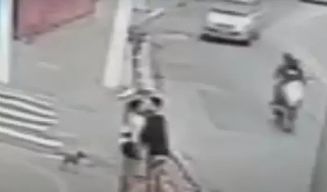 [Vídeo]Homem morre atropelado enquanto beijava a companheira em calçada em SP