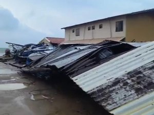 [Vídeo] Ventania derruba telhado de marina no município de Maragogi