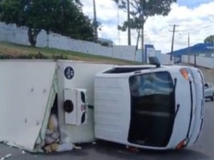 Caminhão tomba no meio de estrada e deixa dois feridos em Rio Largo