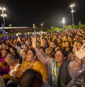 Evento gratuito com Deive Leonardo leva multidão ao Jaraguá e emociona Maceió