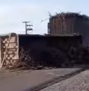 [Vídeo] Caminhão carregado de cana-de-açúcar tomba em rodovia de Messias