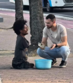 Homem que vende doces na orla de Maceió recebe ajuda após cadeira de rodas quebrar