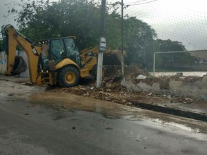 Muro de colégio desaba sobre calçada próxima a parada de ônibus